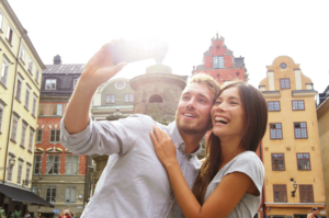 Alasan Pasangan Suka Pamer Foto Di Sosmed